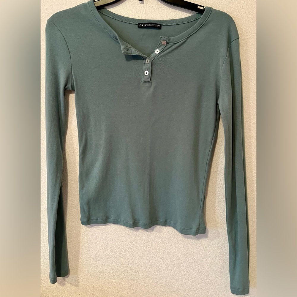 Cute long sleeve tee shirt from Zara in pretty green shade in size medium.